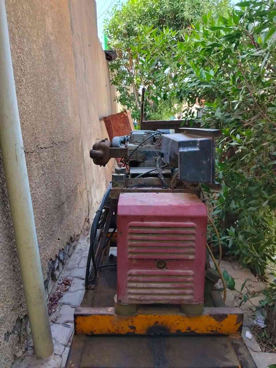 مولدة روجيريني (Ruggerini) إيطالي أصلي للبيع
المحرك: روجيريني إيطالي أصلي (بستنين)، غاز (ديزل)، معروف بقوته واقتصاديته بالوقود حجم رأس التوليد بحدود (10 إلى 12 كي في)
الحالة: شغال وبحالة ممتازة، جاهزة للعمل  (مثل ما موضح بالصور)
​الملحقات: محملة على قاعدة حديد قوية ومزودة بتايرات لسهولة الحركة والتنقل، وتحتوي على لوحة تشغيل ومنافذ كهرباء جاهزة.
السعر: ٨٠٠ الف وبيها مجال للشراي
للتواصل *********** بي واتساب
