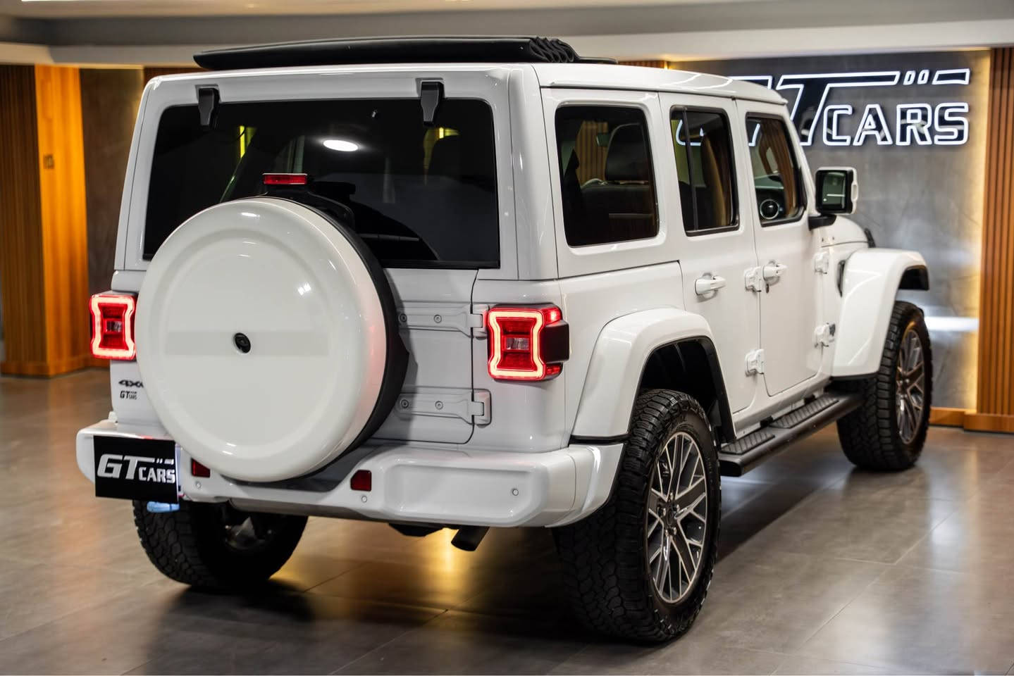 jeep Wrangler haig altitude  🔥

اجمل واحلى رانكلر القطعة النادرة والمميزة جداً 

رقم السيارة : بدون رقم يترقم محافظات اقليم 
موقع السيارة : دهوك 
نوع السيارة : جيب رانكلر 
موديل السيارة : 2024 
المسافة المقطوعة: 21.000 ميل 
حجم محرك 4 سلندر هايبرد 4XE

مواصفات:  high altitude  فول 1/1 

بصمة تشغيل 
بصمة ابواب 
كراسي تدفئة وجلد كامل 
ستيرن تدفئة 
تشغيل عن بعد 
سقف بانورامي 
تبريد مركزي قطعتين 
دفع رباعي 4*4 
تحكمات تحديد سرعة اوامر صوتية فول 
شاشة كبيرة 
كاميرات عدد 2 امامي وخلفي 
انظمة قيادة hybrid.electric.saev 
تراكشن مانع انزلاق 
نظام اوتو ستوب 
لايت زينون LED
بك لايت LED
حساس خلفي 
رادار مانع تصادم امامي 
رادار نقطة عمياء 

ملاحظات:  بدون صبغ مكفولة كفالة عامة سيارة جديدة ما شاء اللة 

السعر 38.500$ مجال 

للأستفسار :

*********** واتساب 
*********** دهوك, العراق
