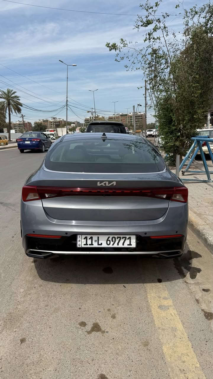 للبيع K5 موديل 22 

محرك توربو سعة 1.6 لتر، 4 سليندر.​

ناقل حركة أوتوماتيكي بـ 8 سرعات.​

دفع أمامي (FWD).​
السلامة ومساعدة السائق:

نظام تحذير من التصادم الأمامي مع فرملة الطوارئ التلقائية.​
نظام مراقبة النقطة العمياء.​
مساعد البقاء في المسار.​
تنبيه حركة المرور الخلفية.​
كاميرا رؤية خلفية.​
التقنيات والراحة:

شاشة معلومات وترفيه مقاس 8 بوصات.​
دعم Apple CarPlay وAndroid Auto.​
تشغيل بدون مفتاح (Keyless Entry & Push Start).​
نظام صوتي بـ 6 مكبرات.​
تحكم أوتوماتيكي بالمناخ.​

حادثها جاملغ وبنيد بدون دواخل لا شاصي لا لغد متظرر

السعر 15,800$
مكاني بغداد 

***********
