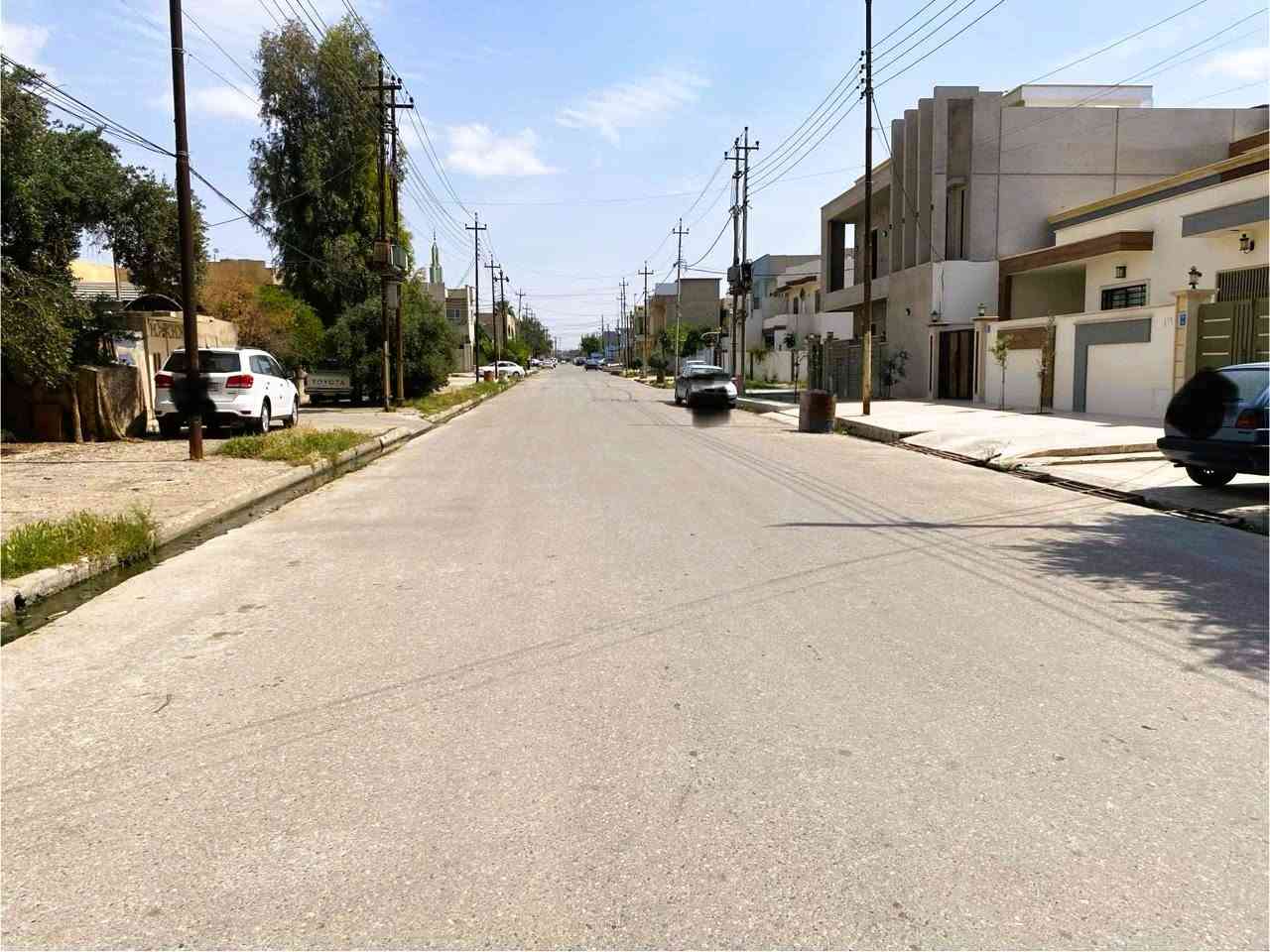 ارض للبيع بموقع هادئ ومميز في المعلمين بالجانب الايسر من مدينة الموصل مقابل (حي المحاربين) بالقرب من شارع النخيل (المشاتل) تبعد اكثر من (1) كم تقريباً عن مطعم (قصر السلطان) و(حلويات دليل)  تقع على شارع عرض 20 متر- (صرف سكني (طابو) سند لعام 2025 مساحة (205) واقع حال واجهة (7) وعمق (30) وبالسند (195) متر السعر المطلوب (188) مليون ملك صرف سكني (سند)  من صاحبها الشرعي مباشرة-  ***********
