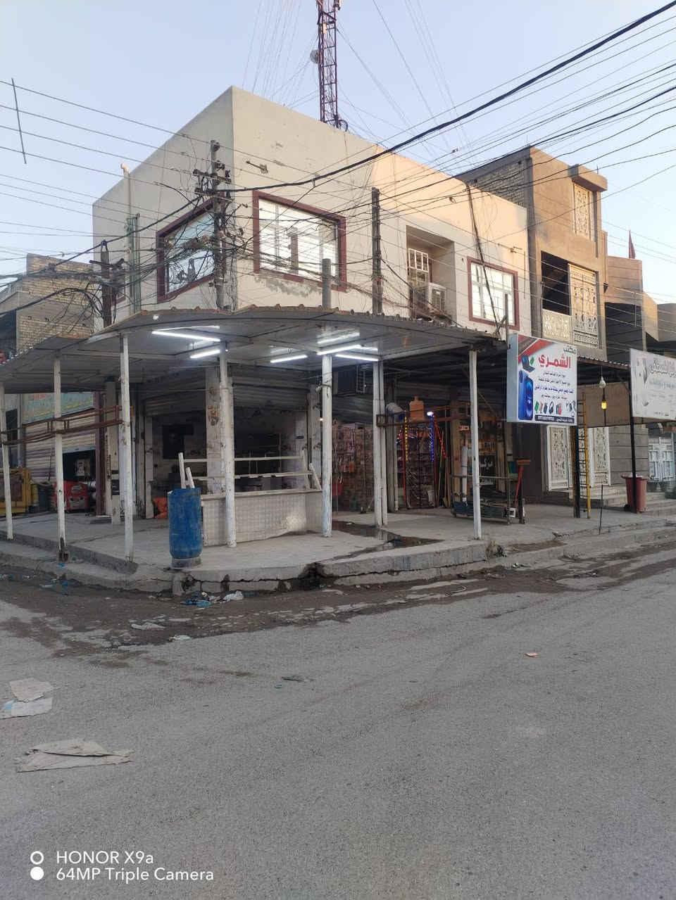 بنايه تجاريه ركن طابو صرف المساحه ٧٠ متر تحتوي على ٤ محلات وشقه الوارد الشهري (مليون وربع) ..تقع في العبيدي شارع المختار مقابل اسواق الحامد.السعر (٢٩٠) للاستفسار 
***********
