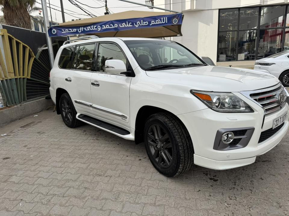 السلام عليكم
لكزس سبورت 570

موديل ٢٠١٤

فول السياره 

ماشيه ١١٧ الف كيلو 

السعر 39000 

العنوان زيونه 

***********
