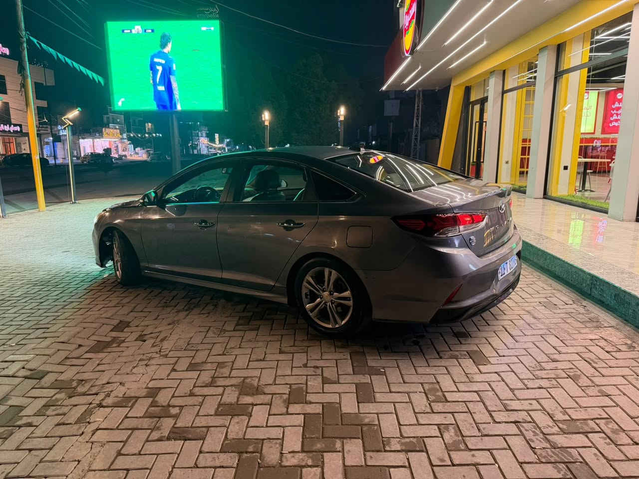 سلام عليكم
 سوناتا 2018.       سعر 125 وبيها مجال 
 امريكي فول مواصفات عده فتحه بغداد نكليزي تحويل مباشر 
ماشيه76 جديده وجاهزه مكينه 2400 مامفتوحه حادثها بنيد وجاملغ بدون اي ضرر داخلي سياره بصمه ترحيب شاير بالمري رادار وبعد مواصفات بيها مكاني ديوانيه حي الجامعه 
الاستفسار تصال***********
