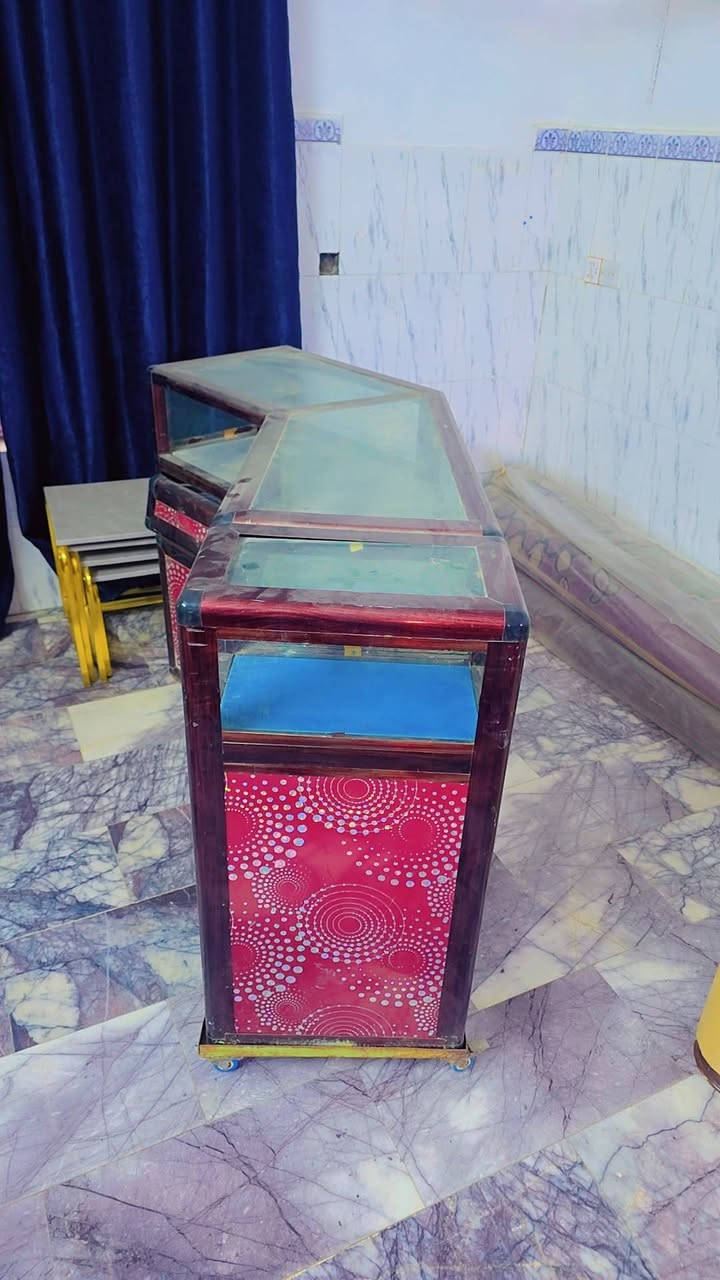 للبيع مكان جمعيه ميز ثقيل درجه اولى نضيف  قفل ب 50  بلاش البلاش ***********
