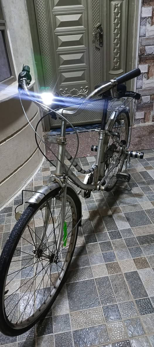 السلام عليكم /
بايسكل عبد الحليم حجم 26 كير موديل 2019جديد للبيع وللمراوس بس أنت تجي وانطيك حك الجيه. 
بايسكل ياباني 🇯🇵🔥 السعر 125 ألف 🔒 قفل
بريكات وره وكدام شغاله وقويه 💪 
كير 6 نمر شغال كل النمر  
القاعده  جديده جلد وبيها سبرنك 
البايسكل كامل وجديد مابي أي عطل نضيف 100% 
 وهمين بي لايت قوي و7 أنواع هورنات  وستاند موبايل ومنفذ للشحن USB
وعندي سله للبايسكل انطيها هديه لليشتري 
وبي دواسات جدد وبي قفل وبايسكل كامل ومرتب واصلي. مكاني موصل بعشيقة رقمي ***********
