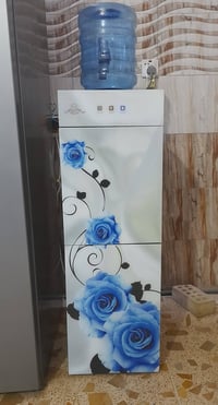 براد ماء ثلاث حنفيات حار بارد مع ثلاجة وفريز للبيع ممتاز جدآ ماركة كهر...