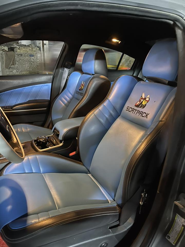 السلام عليكم ملاحضه مكلف بل نشر تشارجر Sxt لون اسمنتي 2023 السياره جديده غرفه سكات باك جديده السياره ع وضع الشركه ماشيه 10الاف رقم بغداد السياره بسمي صور الحادث موضحه كدامكم السعر 280 وبيها مجال مكان السياره بغداد رقم صاحب السياره ***********
