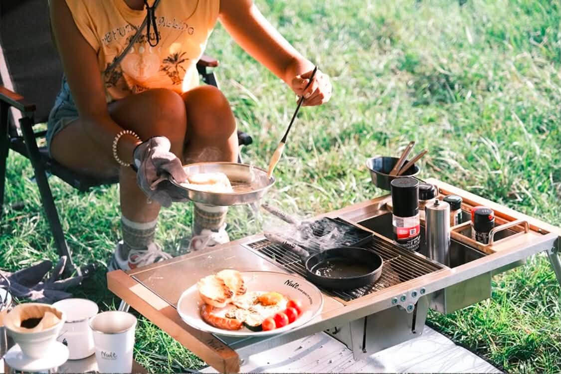 السلام عليكم للبيع طاولة KitchenCamp من الفولاذ المقاوم للصدأ، تصميم منخفض، قابلة للطي للتخزين
من الممكن اضافة منقلة للشواء مناسبة للاستخدام الفردي أو الثنائي أو العائلي ومناسبة للتخييم والرحلات مزودة بثلاثة أسطح قابلة للفصل 
 وتاتي مع حقيبة حمل لسهولة الحمل والتخزين .
الابعاد : العرض ٨١ سانتمتر والعمق ٤٠ سانتمتر والارتفاع ٣٣ سانتمتر 
تواصل خاص او *********** واتساب
