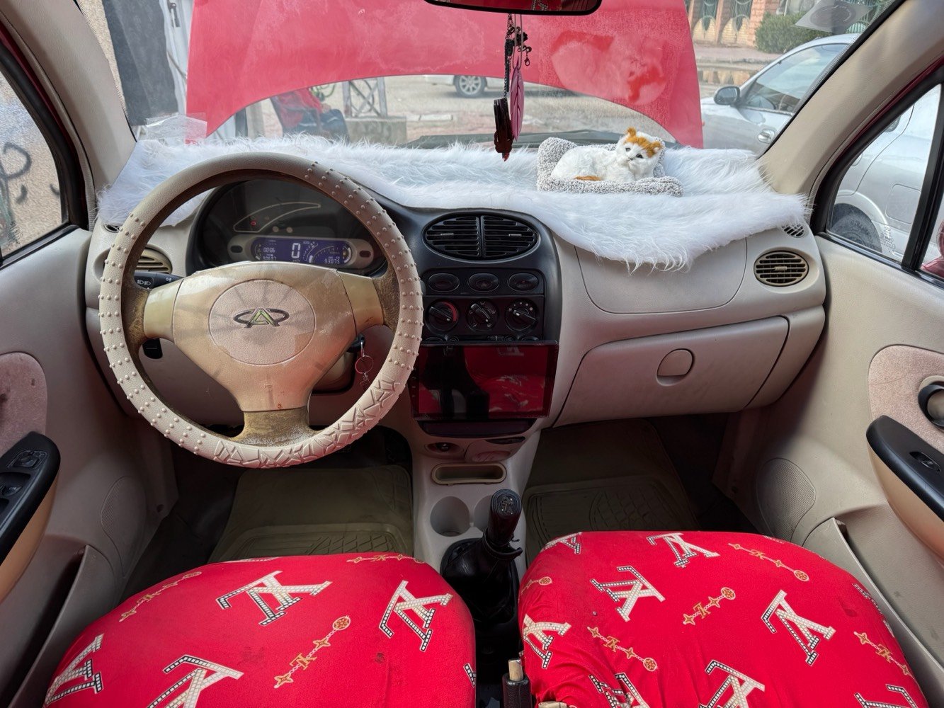 كيوكيو موديل 12 رقم واسط 
كير اوتوماتيك 
كير محرك نظيفات 
صدر جديد 
سياره جاهزه 
مكان السياره بالكوت
السعر 28 
***********