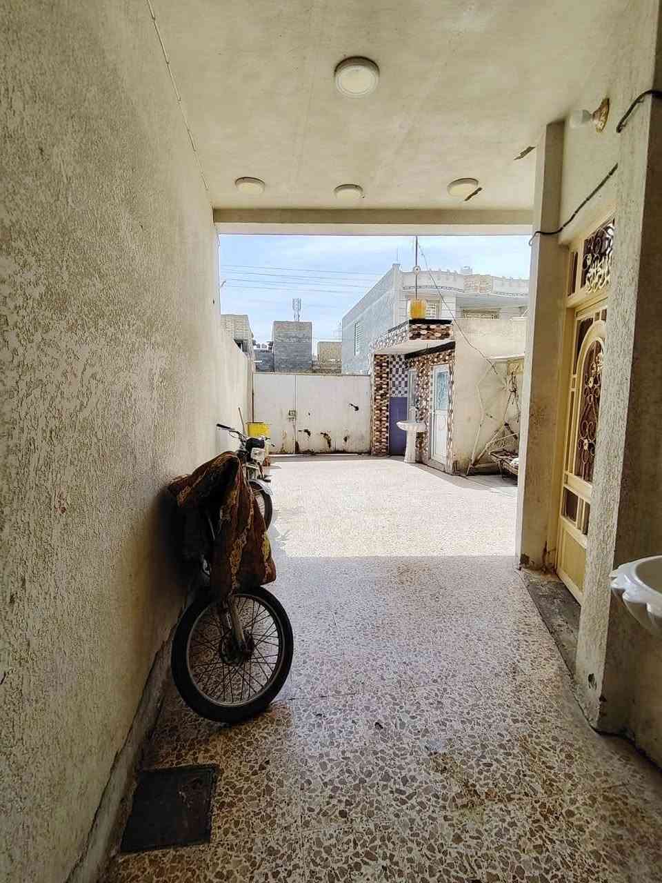 السلام عليكم بيت 150 طابو طابقين
٣غرف + صاله ٢  + صحيات ٣حمام  جاهز كهربايات ماشي فوك وجوه بيت كامل مكمل العنوان العوفيه قريب عل سايدين العوفيه ستفسار اكثر انتصل ***********
