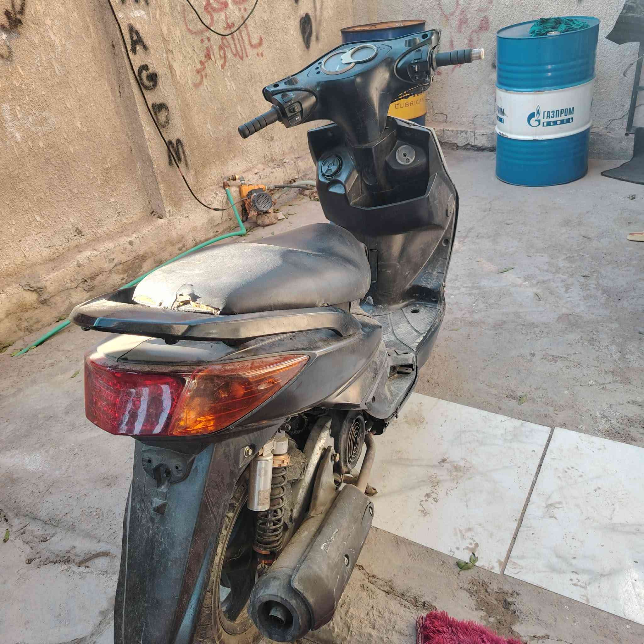 السلام عليكم للبيع أو مراوس حسب القناعه سكنس فحل نوزل خطين شغاله نكره سلف كهربائيات كوله شغاله شلعه ومعدل فول دشبول عاطل كفرات بلادي بيه صوت بل مكينه ابيع كوم حديد أكرر كوم حديد السعر 350 وبيه مجال بسيط مكاني عل سريع محمد القاسم شركه تويوتا ***********
