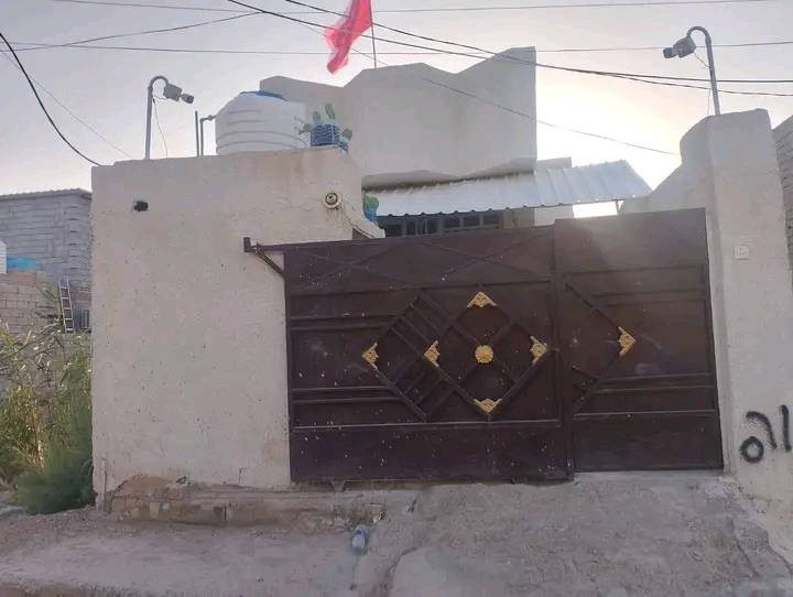 السلام عليكم من رخصة الادمن المحترم /
بيت للبيع مكان جسر ديالى الجديد منطقه الكرغوليه قرب مدرسه المسار/واجهة البيت 5/والنزال 23 /يحتوي على طرمه كبيره  استقبال صاله ومطبخ  وغرفه نوم ومنور صغير وحمام هوه تواليت داخلي وصاحيات خارجيه وغرفه نوم فوك وبيتونه وصطح/البيت طابو زراعي سند 25 إقرار محكمه 
سعر55 بي مجال او مراوس للاستفسار الاتصال عله الرقم /***********
