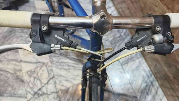 بايسكل ماركه جاينت الالمانيه GIANT البايسكل كامل ألمنيوم بلادي بالكامل خفيف جدا ونضيف بالكامل السستم أو النظام شيمانو سرام 8x3 ثمانيه نمر خلفيه وثلاثة نمر اماميه مكاني بغداد الحريه السعر 180.. يجي وياه جوابه عدد اثنين وتايرات عدد ثنين بلاديه وسيبايه...
