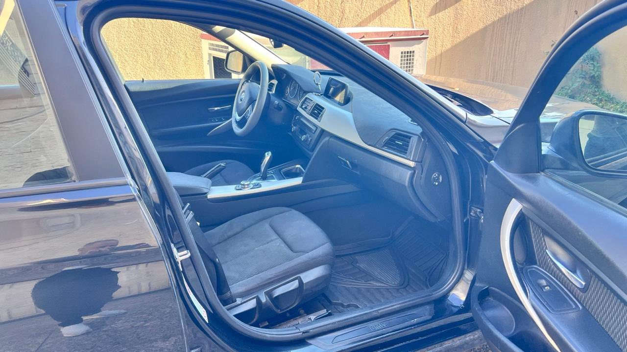 بي ام دبليو BMW 320D (F31) بسعر مناسب جدا موديل 2015 
محرك ديزل (گاز) 4 سلندر 2000 توين توربو 
بيها صبغ 3 قطع كما موضح بالسونار السيارة كاملة جاهزة تبريد ثلج اقتصادية جدا 
سريعة جدا 
اعتمادية جدا خصوصا بالصيف ويه التبريد 
رقم اربيل باسمي تحويل مباشر السنة الماضية اني محولها بأسمي 
يوم 16/12 شادلها طخم اطارات هانكوك من مركز تاير مول بيهن ضمان سنة 
يوم 27/12/2025 شديت الها باتري هانكوك اصلي AGM سعره 200 دولار ايضا ضمانه سنة تبديل 
اي سؤال او استفسار حول السيارة اني حاضر علما تتوفر موادها الاحتياطية وكل اغراضها بغداد واربيل والموصل والبصرة 
اسف على الاطالة 

رقم صاحب سيارة
***********
***********
