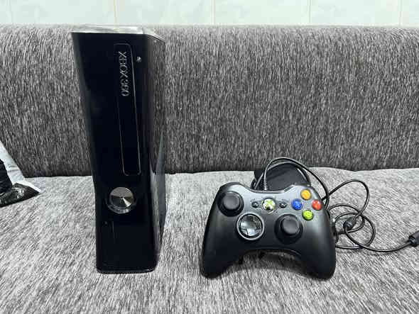 السلام عليكم للبيع اكس بوكس 360 كوبرة الجهاز نضيف هارد 250 جوستك واحد بي لعبه جيتي اي فقط جهاز حلو او نضيف 
مكاني الرمادي شارع ١٧ 
السعر ١٥٠ او بيج مجال ***********
@إشارة@
