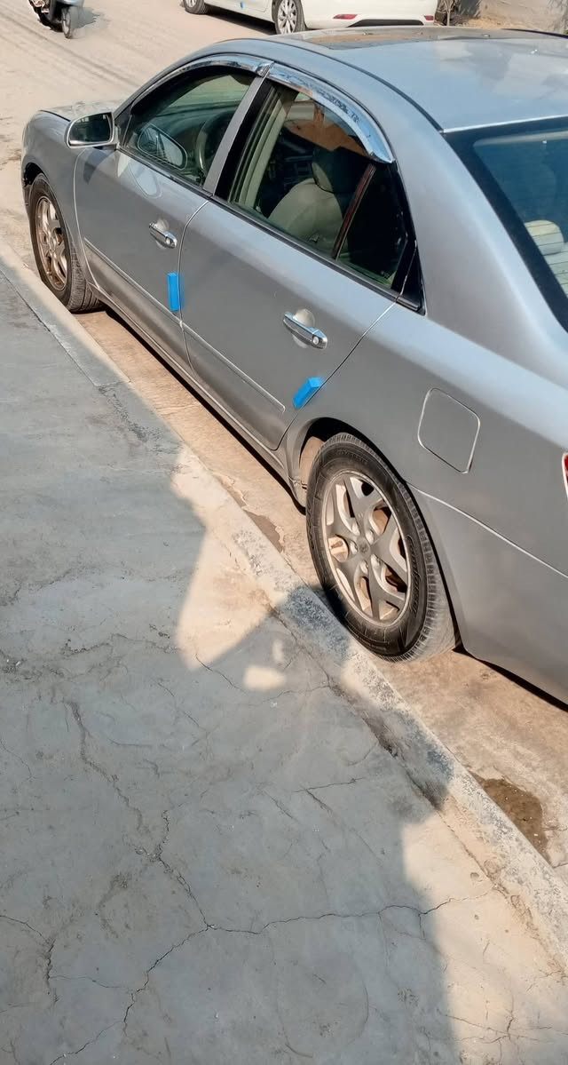 السلام عليكم هونداي سوناتا موديل ٢٠٠٦وارد امريكي رقم بغداد باسمي بيها خمس قطع ومصبوغه عام ونظربت عندي دعاميه وشويه نفرك البنيد وصلحتها سياره كير مكينه بحاله جيده ٢٤٠٠دوش حد اديه ٧٠ بالميه مواصفات نص فول معروفه سعر ٨٣ و بيها مجال وعليها غرامه ٥٠٠الف ينزل من سعرها شراي اتصل بيك خير ودلل *********** مكاني كربلاء حي شهداء الموظفين
