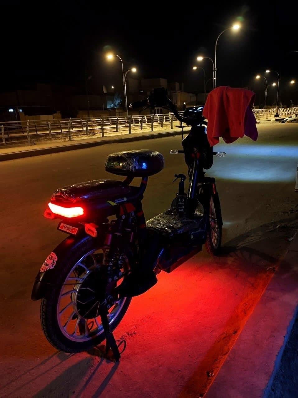 السلام عليكم 🌙✨
دراجة شحن للبيع 🏍️🛵
موديل 2025 جديدة 🆕

🔋 5 بطاريات ليثيوم داخليات، عدد تمشي 30 كيلو 🚀
📟 شاشة حاكية + سماعة MB3 بلوتوث 🎧📞
🚦 نظام Park 🅿️
👤 بصمة تقفيل + تفتيح + انذار + تشغيل عن بعد 🔐🔓
🏎️ سرعة 80 🚀
💡 لايت عدسة LED + ليلي + نهاري + 4 إشارات + هورن 🚨🔦

دراجة جديدة، تاخذها متخسر عليها شي ✨، الشاشة عليها لزكة ماشايـلها لهذا ما واضحة بالتصوير 📸. شاحنة أصلية وياها، بلاية مابدل شي 🔌✅.

تواصل وياي على خاص 💬📲
عنواني بابل 📍


**إذا كنت صاحب هذا الإعلان وتريد حذفه لأي سبب، رجاءا أرسل رسالة إلى الدعم الفني**