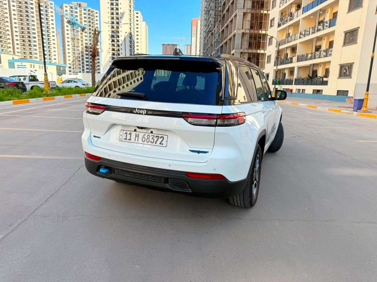 🚙 للبيع | Jeep Grand Cherokee 4xe Limited Plug-in Hybrid موديل 2022🚙
السعر 290 ورقة 
فرصة مميزة لاقتناء واحدة من أفخم وأقوى سيارات الـSUV الهجينة.

✅ الموديل: 2022
✅ الفئة: 4xe Limited (Plug-in Hybrid)
✅ اللون: ابيض تو كلر 
✅ التسجيل: بغداد
✅ الموقع: بغداد
✅ الملكية: السيارة باسمي شخصياً
✅ الحالة: السيارة بدون حادث ولا ضربة بجم كبس ضهر كبس صفاح كلش جدد داخل جديد بمعنى الكلمة والسيارة بحالة ممتازة. ملاحضة السيارة داخلة للعراق كلين طلعت بامريكا مفتوحة البراغي   فقط فتح بدون تبديل 

السعر 290 ورقة 

أبرز المواصفات:

🔹 محرك 2.0 لتر تيربو مع نظام Plug-in Hybrid بقوة إجمالية 375 حصان.
🔹 ناقل حركة أوتوماتيكي 8 سرعات.
🔹 نظام دفع رباعي Quadra-Trac II.
🔹 إمكانية القيادة الكهربائية لتوفير الوقود.
🔹 شاشة لمس 10.1 بوصة تدعم Apple CarPlay وAndroid Auto لاسلكياً.
🔹 شاشة عدادات رقمية.
🔹 مقاعد جلد كهربائية مع تدفئة مع تبريد للمقاعد الأمامية.
🔹 مقود مدفأ متعدد الوظائف.
🔹 تشغيل بصمة (Keyless Entry & Push Start).
🔹 كاميرا خلفية مع كامرة امامية  حساسات خلفية.
🔹 مثبت سرعة ذكي مع أنظمة أمان متقدمة.
🔹 نظام المحافظة على المسار، والتحذير من الاصطدام، ومراقبة النقطة العمياء.
🔹 مكيف أوتوماتيكي ثنائي المناطق.
🔹 مصابيح LED أمامية وخلفية.
🔹 جنوط ألمنيوم قياس 20 إنش.
✅السيارة ثلث شاشات امام الراكب والوسط وامام السائق 
✅ جكات ترفع وتنزل سسبنشن امامي وخلفي 
كير محرك كفالة ممدود عليها صبانة 
🚗 سيارة تجمع بين الفخامة، الأداء القوي، والاقتصاد في استهلاك الوقود، ومناسبة للاستخدام اليومي والسفر.

📍 الموقع: بغداد المنصور 

📞 للاستفسار والتواصل *********** 
***********
