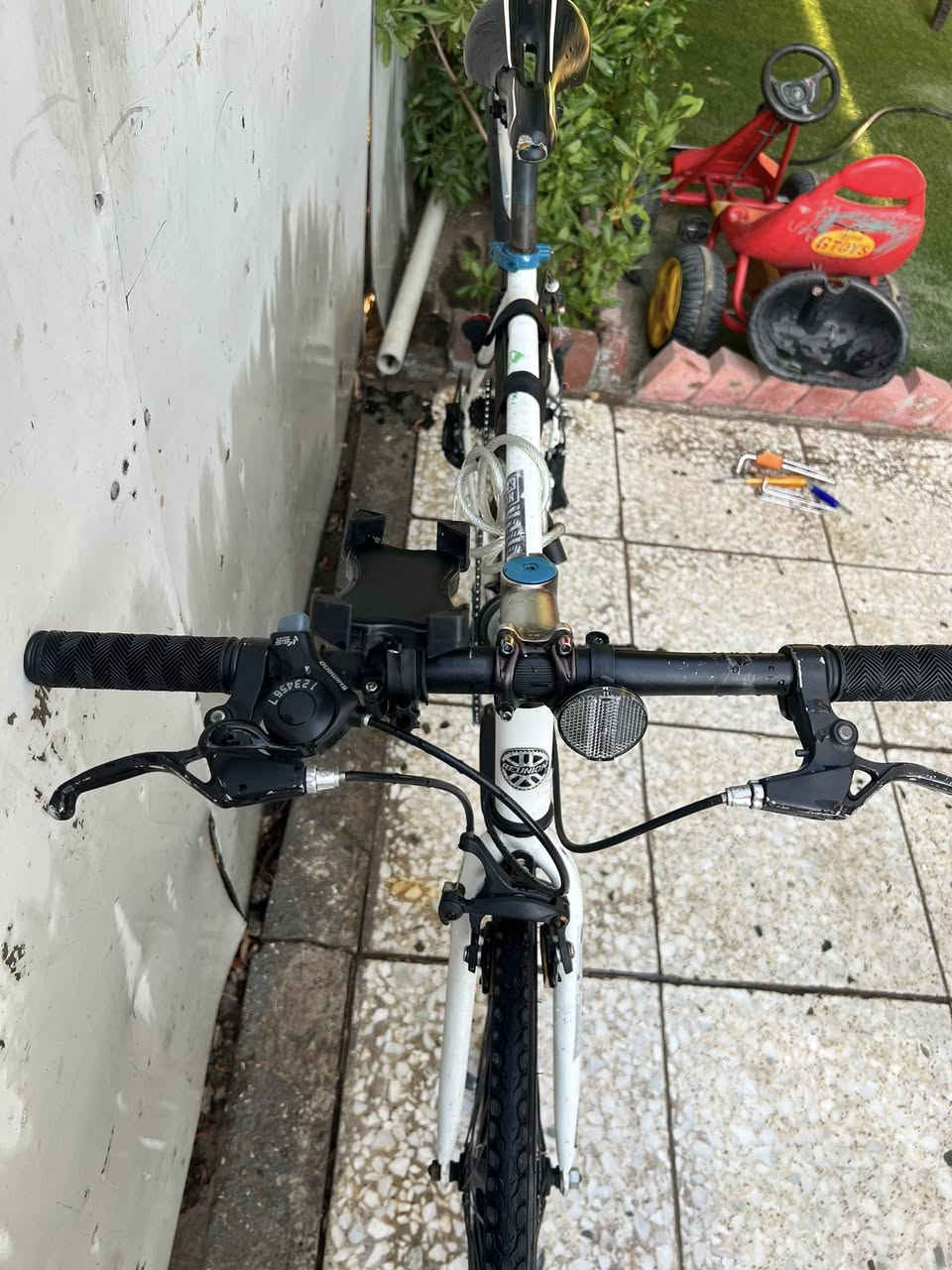 السلام عليكم للبيع بايسكل c700  جديد و نضيف كله محتم كل القطع البي اصليه بايسكل كامل فقط ينراد جوب للتاير الامامي كامل مكمل بريكات كيرات كله شغال سعره (120) الف مكاني بغداد حي الجامعه رقم ***********
