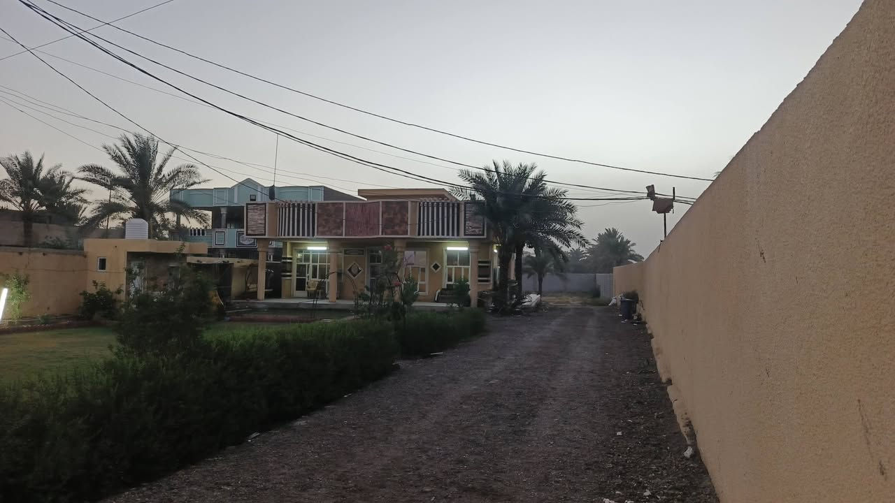 السلام عليكم 
دونم يصلح للأستثمار او السكن للبيع مع دار مساحته 250 م جاهز للسكن بناء حديث سنه 2022 يتكون من استقبال ومطبخ وصاله كبيرة وثلاث غرف نوم اثنين منهن اسويت متكامل وصحيات خارجيه حديقه 400 م كامله من حيث الزرع البيت بوسط الدونم الارض الخلفيه 1000 متر على الشارع العام مباشر امام الدونم محرم فارغ من الدونم للشارع العام العنوان الطريق الرابط (شعلة___ابوغريب) قرب جسر البوحمد مقابيل معمل العوارض الكونكريتية 
قريب على مجمع اسد بابل السكني
قريب على جسر الزيتون
الارض عقد زراعي 117 مفوض بالطابو
للأستفسار ***********
