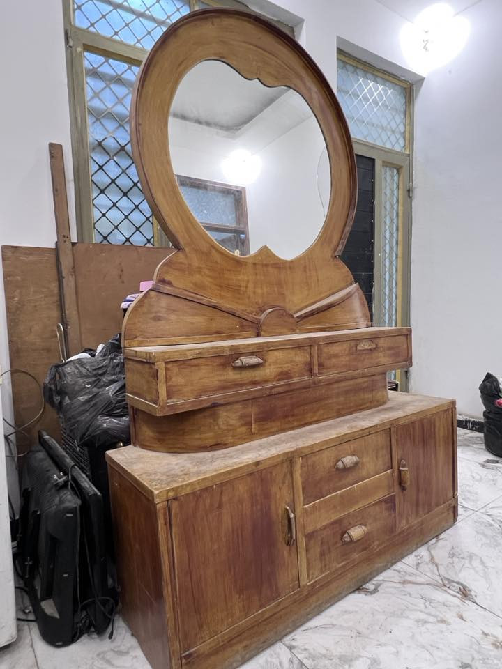 السلام عليكم شباب.. للبيع ميز تواليت (تسريحة غرفة نوم) بتصميم كلاسيكي مميز ونظيف جداً، مثل ما موضح بالصورة

تفاصيل ومواصفات الميز

التصميم: يحتوي على مراية دائرية إطارها واسع وكبير وشكلها كلش أنيق ومميز

مساحات التخزين: الميز مقسم بشكل كلش عملي

مجرات ثنائية ناصية (جوا المراية مباشرةً) للمكياج والغراض الناعمة

مجرات عدد 2 كبار بالوسط

خانات جانبية (كبتات بيبان) يمين ويسار لخزن العطور والغراض الكبيرة

الخشب والجودة: خشب ثقيل، قوي وقاعدته ثابتة ومتينة (مو من هذا الكرتون الخفيف مال هالأيام)

الميز نظيف، والمجرات كلها شغالة وتفتح وتغلق طبيعي بس المراية يرادلها تبديل تجي وتشوف بعينك وتقتنع وتدلل
السعر: 40 الف وبي مجال بسيط 
للإستفسار: ***********
