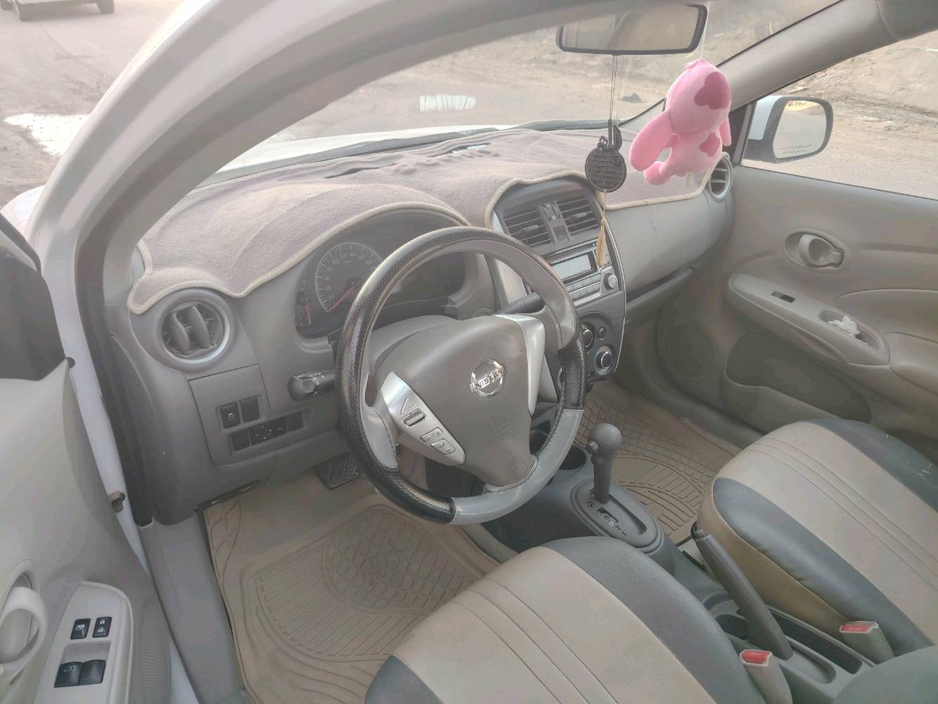 السيارة نيسان صني لون أبيض نظيفة جداً من الداخل والخارج، نظام قير أتوماتيك، مناسبة للاستعمال اليومي.
 جاهزة للاستخدام وتتمتع بتصميم مريح واقتصادي في استهلاك الوقود.