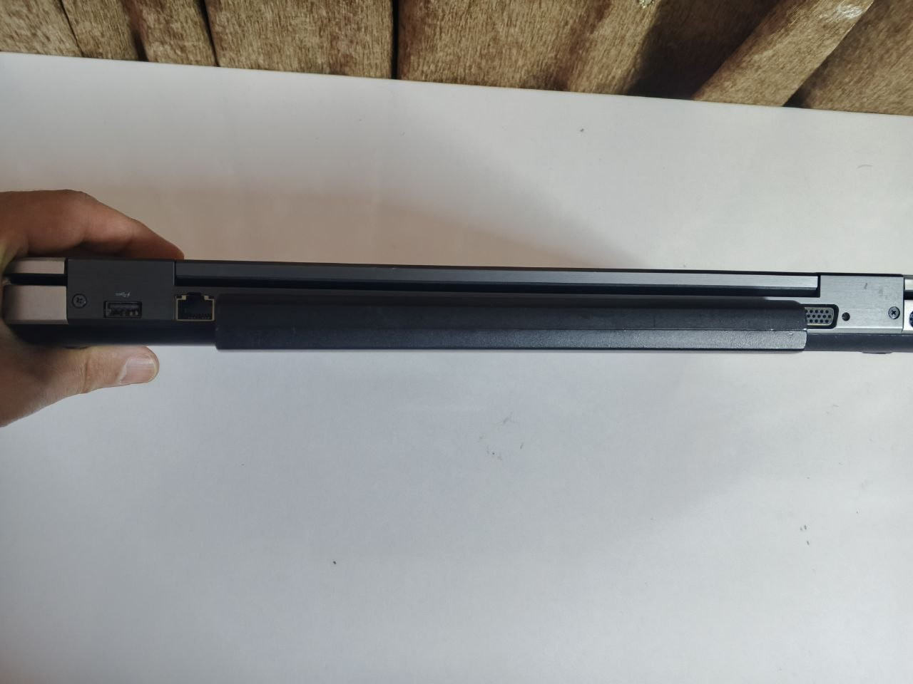 🔥 عرض خاص: لابتوب Dell Latitude E6540 نظافة 10/10 🔥
للبيع لابتوب Dell الفئة العملية (Business Class) المعروفة بمتانتها وكفاءتها العالية. الجهاز استخدامه شخصي "حشمة" ومثالي جداً للطلاب، الأساتذة، وأصحاب العمل المكتبي والتصميم.
📊 المواصفات التقنية الكاملة:
المعالج: Intel Core i5-4310M @ 2.70GHz (أداء سريع ومستقر).
الرام: 8GB (سلاسة عالية في التنقل بين البرامج).
الهارد: SSD (إقلاع ونظام سريع جداً، يفتح الحاسبة بثواني).
كارت الشاشة: Intel HD Graphics 4600 (دقة وضوح ممتازة).
الشاشة: 15.6 بوصة (حجم مثالي ومريح للعين).
النظام: Windows 10 Pro (نسخة أصلية ومفعلة).
✨ حالة الجهاز:
نظافة خارجية وداخلية ممتازة (مثل الصور تماماً).
كيبورد كامل يحتوي على الأرقام الجانبية (Numpad).
مجتاز كافة الفحوصات التقنية (DxDiag) بنجاح 100%.
جميع المنافذ (HDMI, USB, VGA) شغالة وبحالة ممتازة.
💰 السعر المحدود: 170.000دينار عراقي (قفل). 📍 الموقع: بغداد - الرحمانية . 📞 للتواصل: ***********
