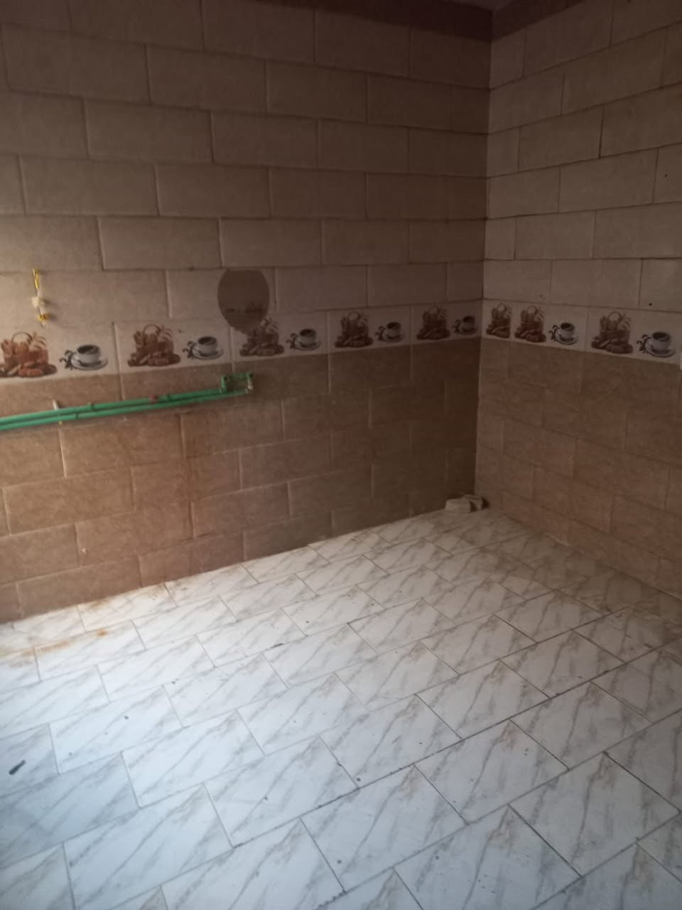 لسلام عليكم قطعه مع بيت المساحه الكلي 315 بناء البيت 150 وفضله ١٦٥ متر طابو زراعي بناء البيت موضح بصورة غرفتين وهولين وديوانيه  عنوان التنومه جرف الملح قريب جسر الحوامد 
للاستفسار ***********  السعر ٦٥وبي مجال
