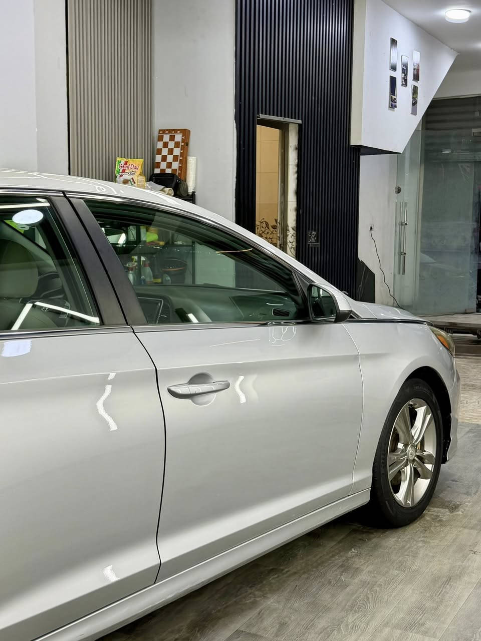 السلام عليكم سوناتا 2019 SE وارد امريكي ماشية 68000mi السيارة رقم اربيل تحويل ثاني يوم مواصفات السيارة شاشه نقطة عمياء كامره حساسات خلفية السيارة كير ومحرك نضيفات وبيها سونار مسويلها بيها الباب البصف السايق والصندوك مبدل نفس اللون فقط قطعه وحده صبغ الجاملغ بصف السايق وبيها رصعات بسيطه السعر 143ورقه وبيها مجال بسيط مكان السيارة بغداد حي الجامعة للاستفسار ***********
