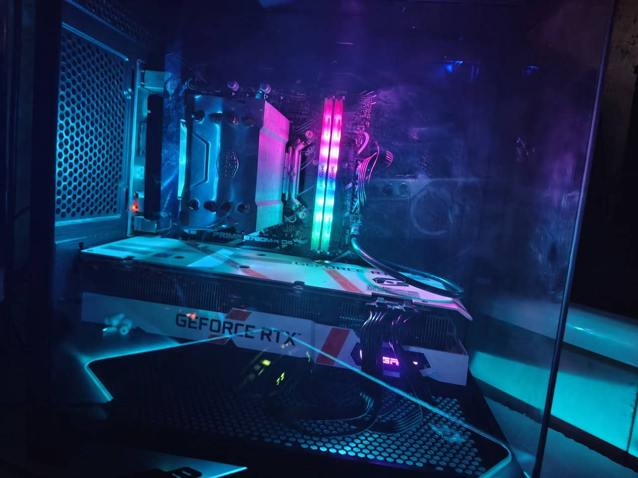 Gaming PC 
CPU: Intel Core i5-12400F (6 Cores / 12 Threads)
GPU: RTX 3060 12GB Gigabyte White 3 Fans
RAM: 16GB DDR4
Storage: SSD M.2 512GB
الملحقات:

الجهاز مناسب للألعاب والشغل والدراسة، ويشغل PUBG، Warzone، CS2، Valorant، GTA V وغيرها بأداء ممتاز.
السعر: 975.000دينار قابل للتفاوض
الموقع: بغداد - مدينة الصدر - قطاع 38
الهاتف: ***********
