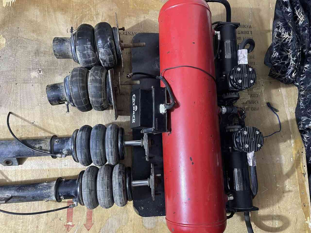 جوبلسات 4قطع CAT BACK
البيع كاملات من اي نقص حته ريموتهن موجود 

فقط جارجر اوبامه جانجر موستنك جميع الرياضي يرهم

متوازي بيعتهن  جانن مشدودات بل سياره وفتحتهن 

قيمهن وخذهن لحد يكسر بسعرهن فدوه اليردهن يدخل خاص 😮‍💨

رقمي ***********
