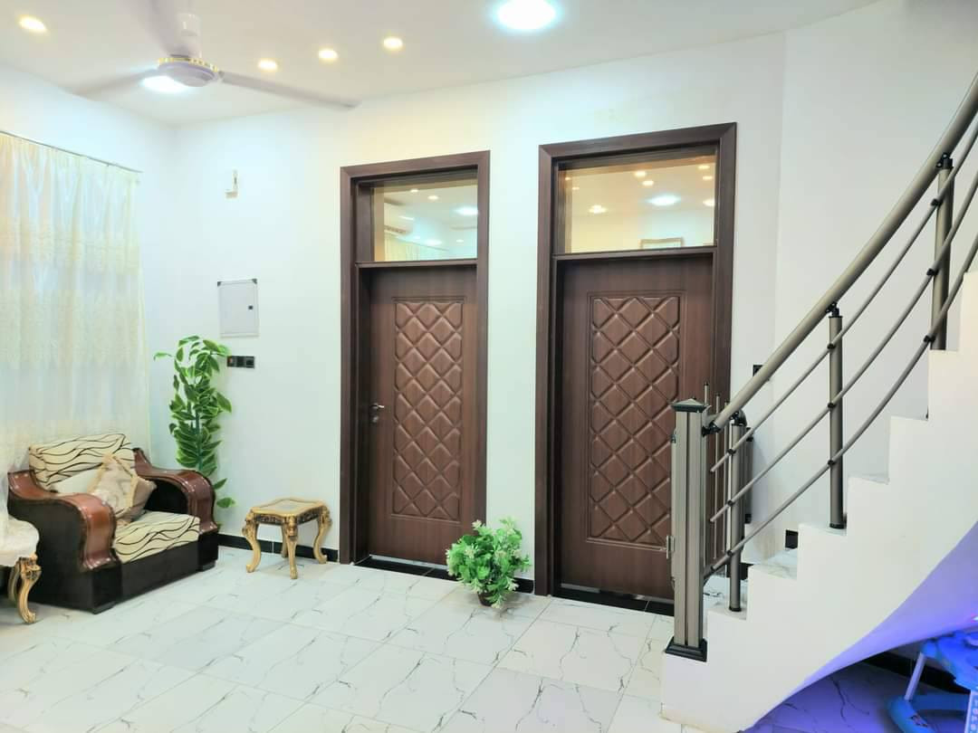 🏠 دار حديثة للبيع - طابقين (بناء درجة أولى)
الموقع: حي الثقافة خلف الجامعة - ثاني فرع عن الشارع العام (قرب أسواق افروتي ومعرض سيراميك البعاج).
📍 تفاصيل الدار:
المساحة: 200 متر.
نوع البناء: حديث جداً (تصميم عصري).
الطوابق: طابقين.
الغرف: 3 غرف نوم + استقبال واسعة + صالة عدد (2).
المرافق: مطبخ متكامل + حمامات (داخلية وخارجية) + مناور للتهوية.
السند: توجد معاملة رسمية في البلدية لغرض التطويب.
للاستفسار والتواصل:
📞 مكتب الشمري للعقار
📍 العنوان: حي الجامعة
📱 رقم الهاتف: ***********
