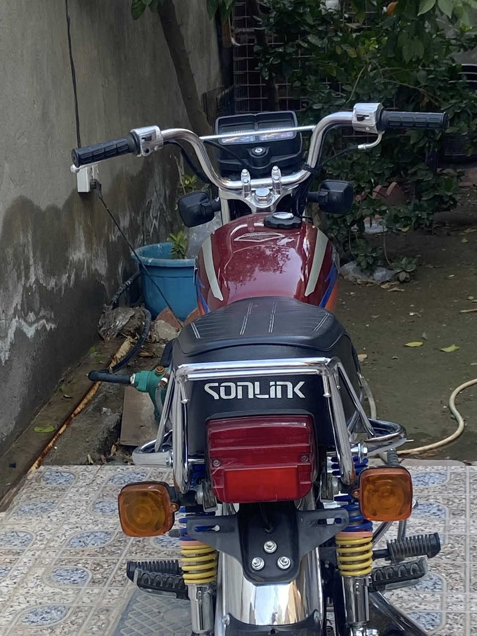 السلام عليكم للبيع دراجه سونك 2025 مكفوله من كلشي اوراق كامله دراجه زيرو صار اقل الشهر من طلعت من الوكيل مكينتهه جديده شلعه معدل فول مابيهه اي نقص سويجات 2 بلاديات دراجه تخبل تجي وتشوفهه والسعر640 وبيهه مجال مكاني ديالى الخالص هبهب ***********
