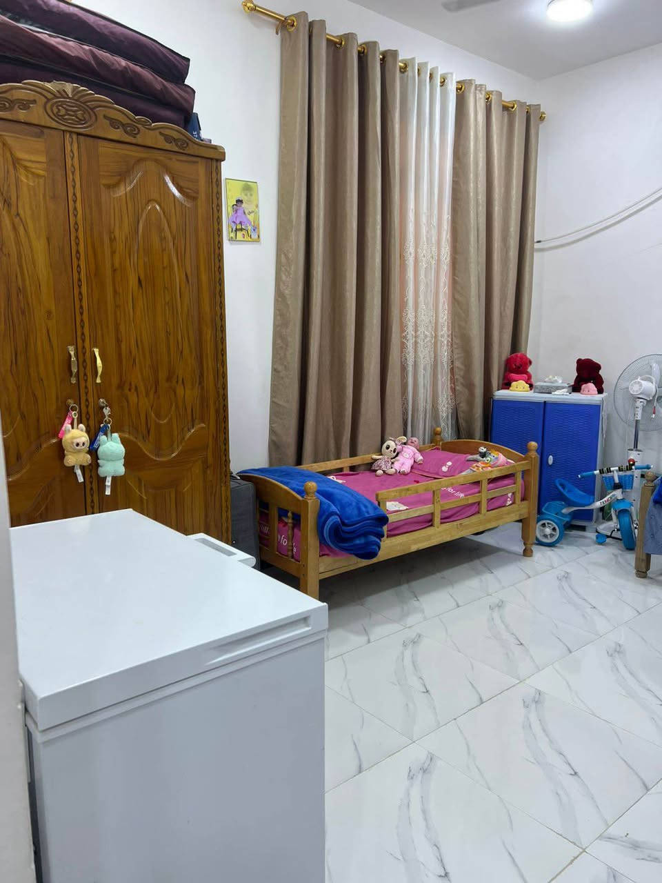 بيت للبيع بناء سنة 2024 طابقين في ابو الخصيب عويسيان قرب مدرسة الإعلام 
البناء طابوق للطابقين عدا الستارة والبيتونة فرمستون وبلوك
البيت طابو زراعي والمالك عراقي موجود 

مكونات البيت :
 الطابق الأول (الارضي) يحتوي على (غرفتين+صالة ومطبخ +إستقبال +كراج +صحيات+حمام+صحيات خارجية  + منور عدد 2 )
الطابق الثاني :
شقتين منفصلتين :
الشقة الأولى درجها معزول 
تحتوي على :
غرفتين منام +صالة مفتوحة + مطبخ +صحيات+منور+بلكونة
أما الشقة الثانية ناقصها فقط تشطيب كاملة تحتوي على :
غرفة 1
صالة كبيرة 1
صحيات 1
مواصفات البيت :-
-المساحة الكلية 228 متر
مساحة البناء 310 متر للطابقين 
- الواجهة  12وربع متر 
 -والنزال 19 متر 
علمآ ان الطابق الأرضي كهربائياته معزلة عن الطابق الثاني من ناحية الكيبل والدكم والجوزات الخ ..
والطابق الثاني كذلك ......
- الكهربائيات:- الجوزات والدكم والبلك سويج  شركة اوزن الاصلي 
علمآ يوجد خط ثاني لكل طابق 
ويوجد كذلك خط انترنت كامل .
البيبان والشبابيك :-
الشبابيك مع الكتائب cnc للطابق الأرضي والطابق الثاني. 
-الجنلات والفريمات 4 ملم .
-وبيبان الغرف والاستقبال شغل عراقي صاج درجة أولى للطابقين . 
-والجراجيب ماليزي جاوي .
-بيبان الصحيات المنيوم تفصال للطابقين.
ملاحظة/ المنطقة جديدة ومعزولة عن المنطقة المجاورها كاملة من ناحية الخدمات
 البيت يبعد عن الشارع العام الرئيسي 150 متر .
 رايده (260 مليون) وبي مجال
*********** البصرة, العراق
