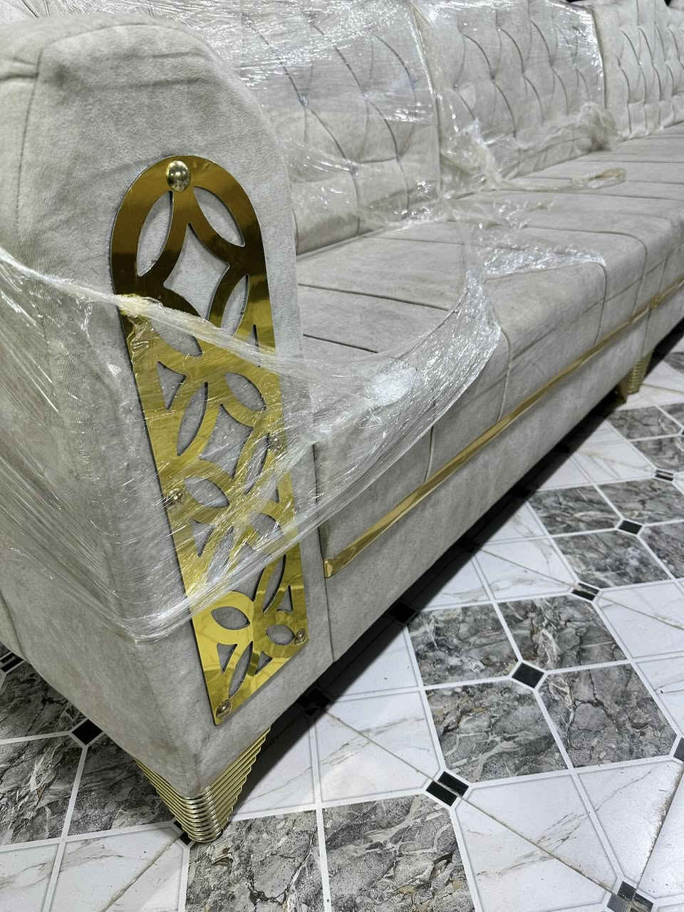 تخم باله 6قطع
نظيف تجي وشوف ابعيك 
اهواي نوعيات موجوده
بيع او مراوس او تبديل
متواجدين يوميا من ٩الصبح لحد المغرب 
اشعندك للبيع نشتري 
جلسه عربيه او قنفات 
مكاني ناصريه الغراف طريق ال سهلان منطقه العميرات
واتساب 
***********
