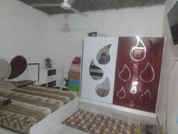 سلام عليكم دار للبيع مساحته ٦٠ متر يحتوي على غرفة وصالة و مطبخ صب فوك والجوه وكونتر يت مسلح  بنيان جديد صارله ٥اشهر في حي ميسان شارع لشيوخ شارع عرضه ١٢ متر ماي وكهرباء سعر ٢٨، رقم ***********
