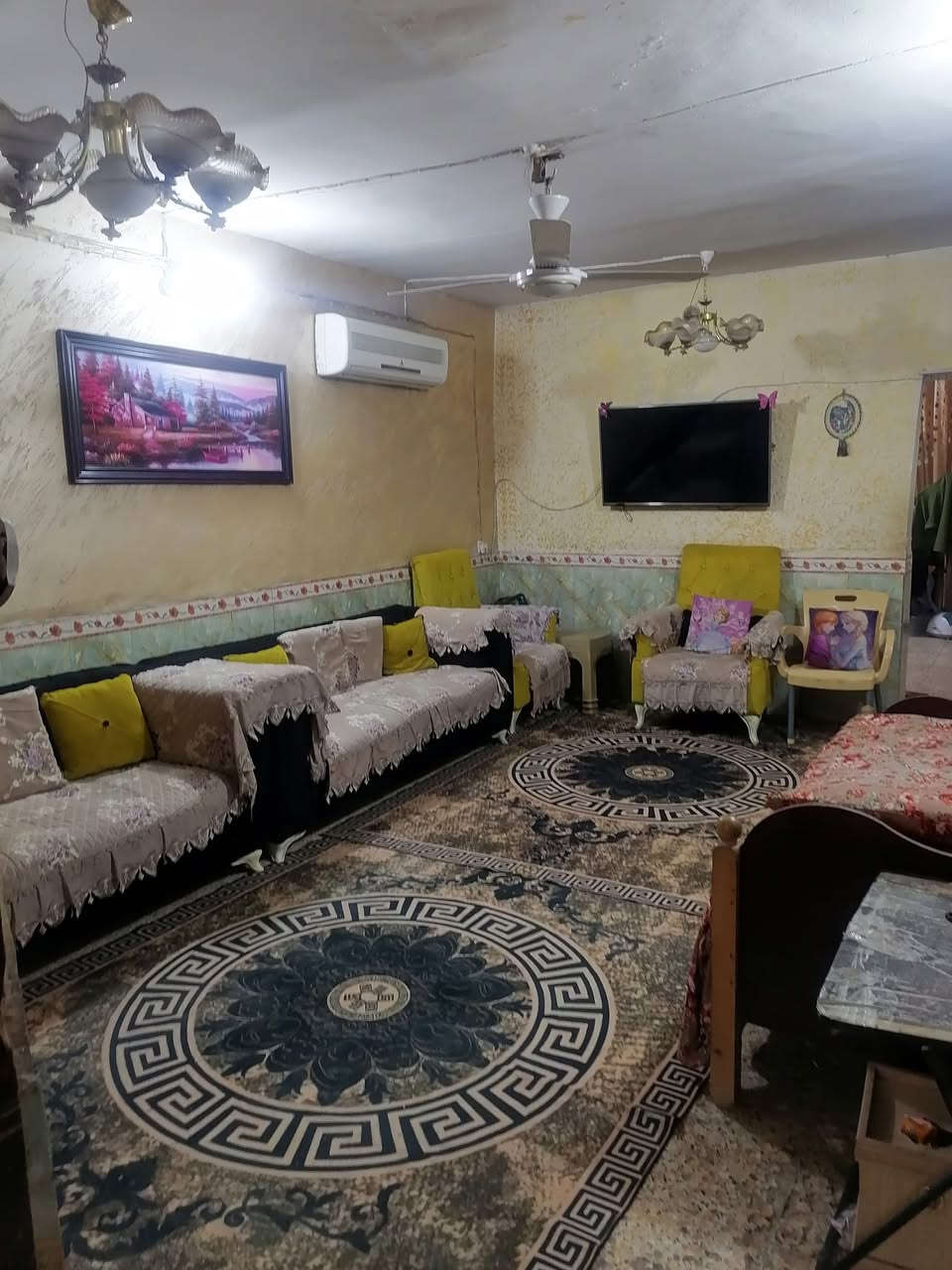 دار للبيع طابو زراعي المساحة 200م  واقع حال230متر يحتوي على غرفتين نوم (4×5)(4×6)  وهول واستقبال 4×9 ومطبخ  وصالة داخلية كبيرة ومخزن.عدد اثنين. وغرفه ساندويش طابق اول مع مخزن  الموقع  المحمودية حي المرتضى قرب محطة القطار الشارع الأول . خدمات ماء مجاري تبليط كاملة.. 
الاستفسار اتصال على الأرقام.
***********
***********
***********
