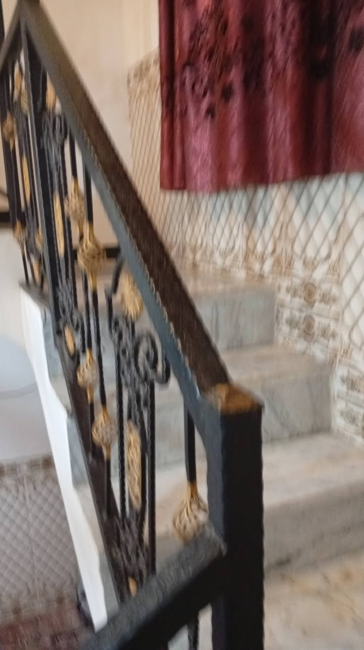 دار للبيع في الحله حي الأمين خلف مركز سيف سعدالمساحه 150يحتوي على غرفتين صاله ومطبخ وكلدور صحيات خارجيه ومجمع صحيات داخليه الاتصال *********** السعر 100مليون
