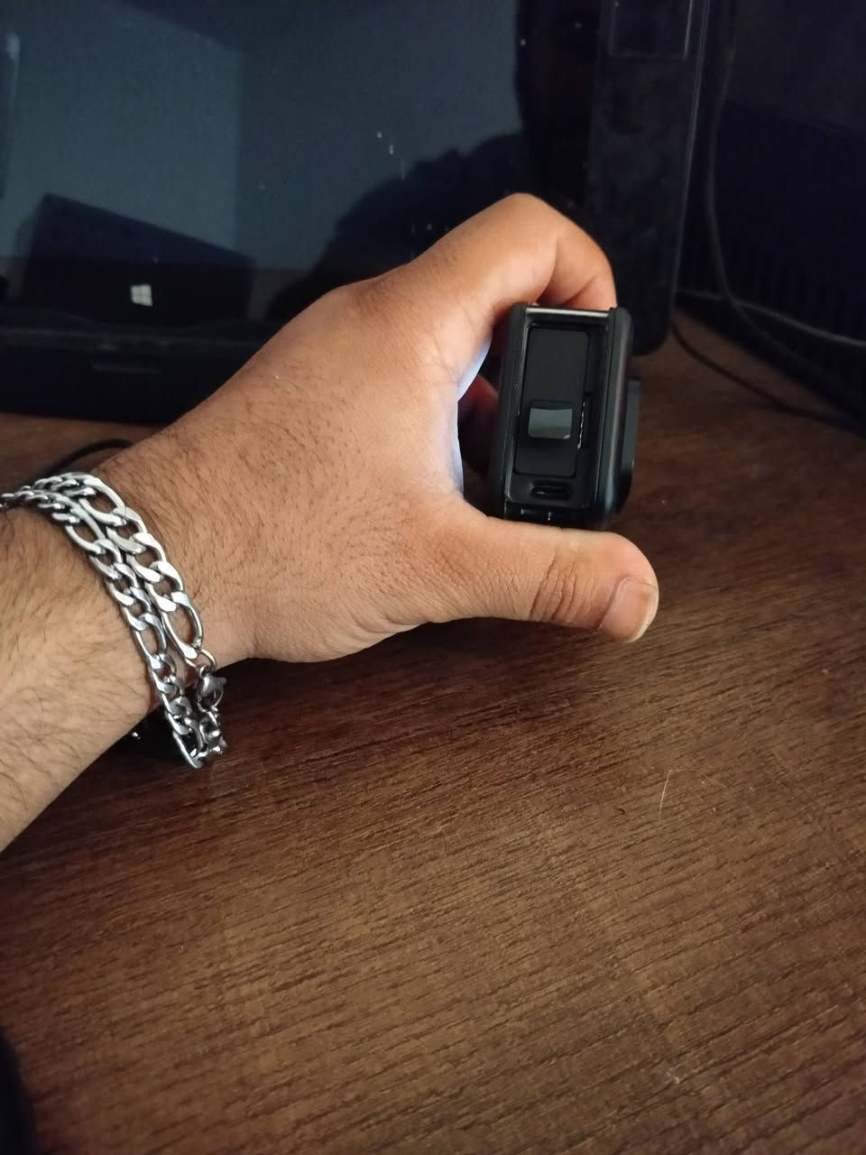 للبيع GoPro HERO13 Black
📷 الحالة: ممتازة وتعمل بكفاءة 100%.

المواصفات:

- تصوير بدقة 5.3K و 4K.
- تثبيت احترافي HyperSmooth 6.0.
- مقاومة للماء حتى 10 أمتار.
- شاشة أمامية وخلفية تعمل باللمس.
- بطارية Enduro.
- اتصال Wi-Fi وBluetooth.
- مناسبة لتصوير السفر، الدراجات، والمغامرات.

المرفقات:

- الكارتون الأصلي.
- كتالوجات الشركة الأصلية.

ملاحظة:
الكاميرا تعمل بكفاءة 100%، ويوجد فقط نقص بالغطاء الجانبي (غطاء البطارية ومنفذ الشحن).

💰 السعر: 500 ألف (قابل للتفاوض بالمعقول).

📞 للتواصل: ***********

للجادين فقط، التواصل اتصال أو مراسلة.
