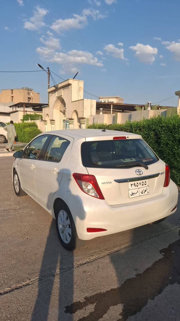 يارس موديل ٢٠١٤ يه ك تؤز سه قفى سبى بونه وه ى هه يه يه ك بست سبوغى هه يه ئه و شوينه ى له وينه كه دياره به س سه رشانى ده ركه ى سايه ق بئ سه قف باقى هيجى ترى نييه كير مه جينه ته بريد هه موى به شه رت ته قه و ره قه ش سعر.١٠٣ وه ره قه بؤزانيارى زياتر.***********

