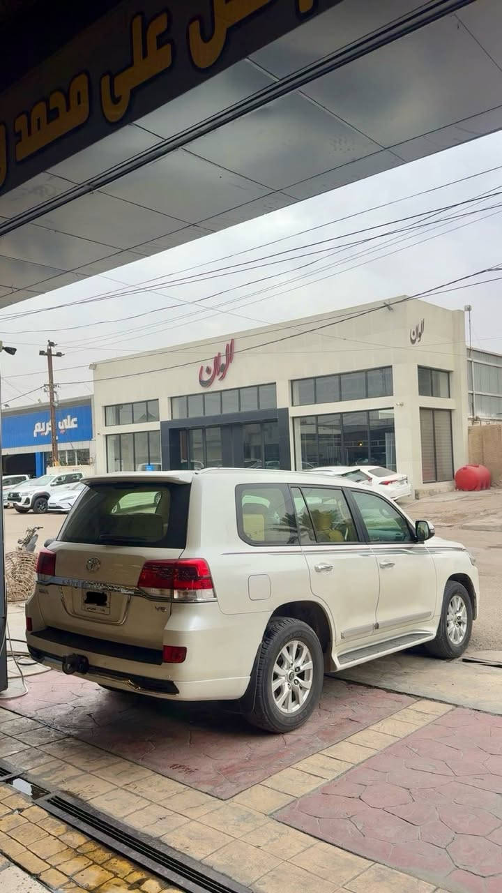 السلام عليكم 
السعر 460 ورقة 🔥 
لاندكروز 2018 بريم 🔥
رقم بغداد بأسمي 
سيارة جديدة كلش  
مواصفات 
كراسي ثنين كهرباء 
مري كهرباء 
فتحة سقف
شاشة الكبيرة 
دبل ماوس 
شاشة بلتنتة 
طفاية 
وبقية مواصفات معروفة
مكان سيارة بغداد 
السيارة بيها بابين مبدلات بلادي شرط لباقي كفالة ♥️
للاستفسار:   ***********
