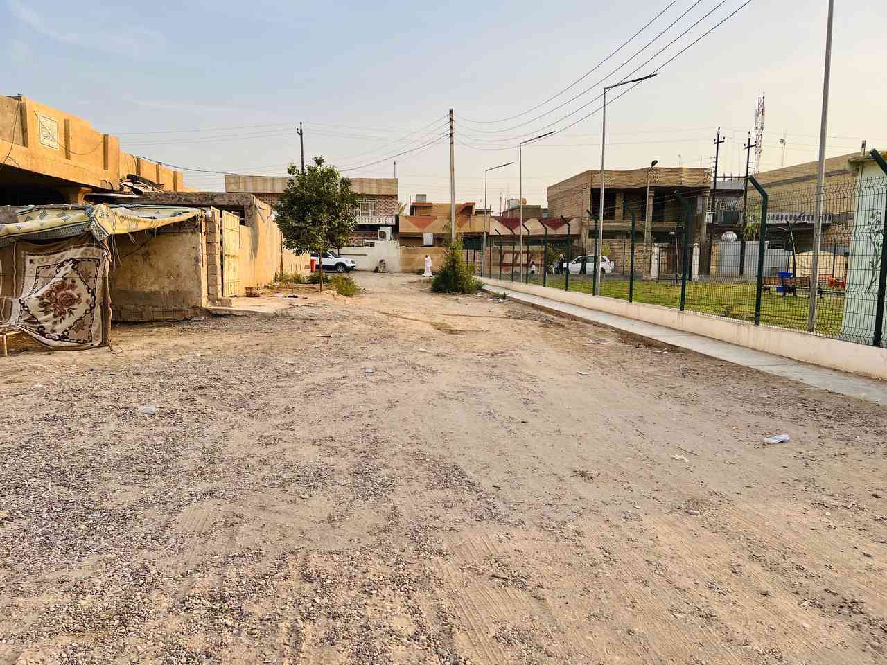 #متاح_للبيع
قطعة أرض طابو ملك مساحتها ٣٠٠م مقابل البلدية وجها صاير ع المنتزه الجديد ماء و كهرباء ومجاري واصلها وحته تبليط راح يوصلها صايرة بصف الركن مكان حلو ومرتب 

#للإستفسار_الاتصال_على_الرقم_التالي 

***********
