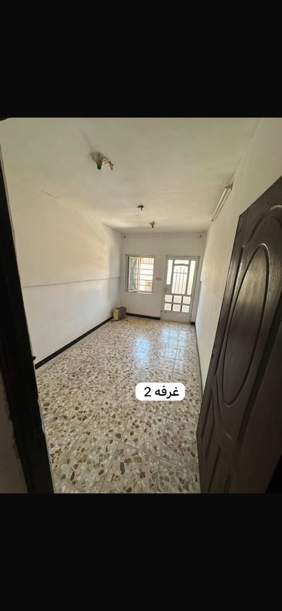 السلام عليكم دار للبيع المساحه 50 متر طابقين زراعي سند 25 يتكون البيت الطابق الرضي طرمه استقبال منور مطبخ وترك الطابق الثاني غرفتين وبيتونه وصطحين البيت كلش نضيف وجاهز السعر 53مليون بي مجال  ماجر البيت ايجراه 300 الي يحب يخلي استثمار الرقم بي وتساب  *********** البياع شرطه الخامسه قرب دعم الوجستي
