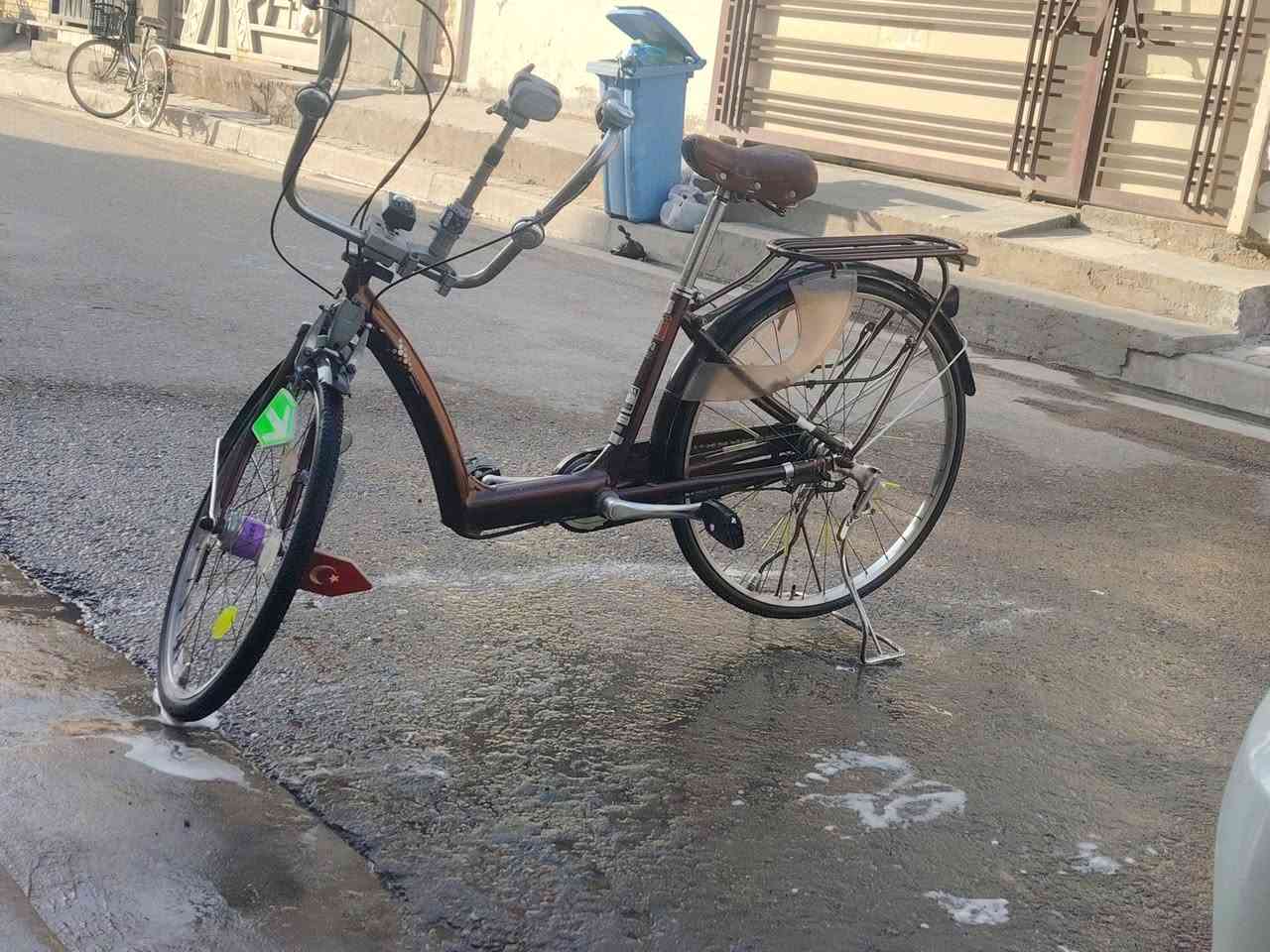 سلام عليكم بايسكل برجستون للبيع السعر 180 وبي مجال شكد عندك نزل بل تعاليق البايسكل مكفول كفاله عامه مكاني بغداد الدوره الاتصال على الرقم ***********
