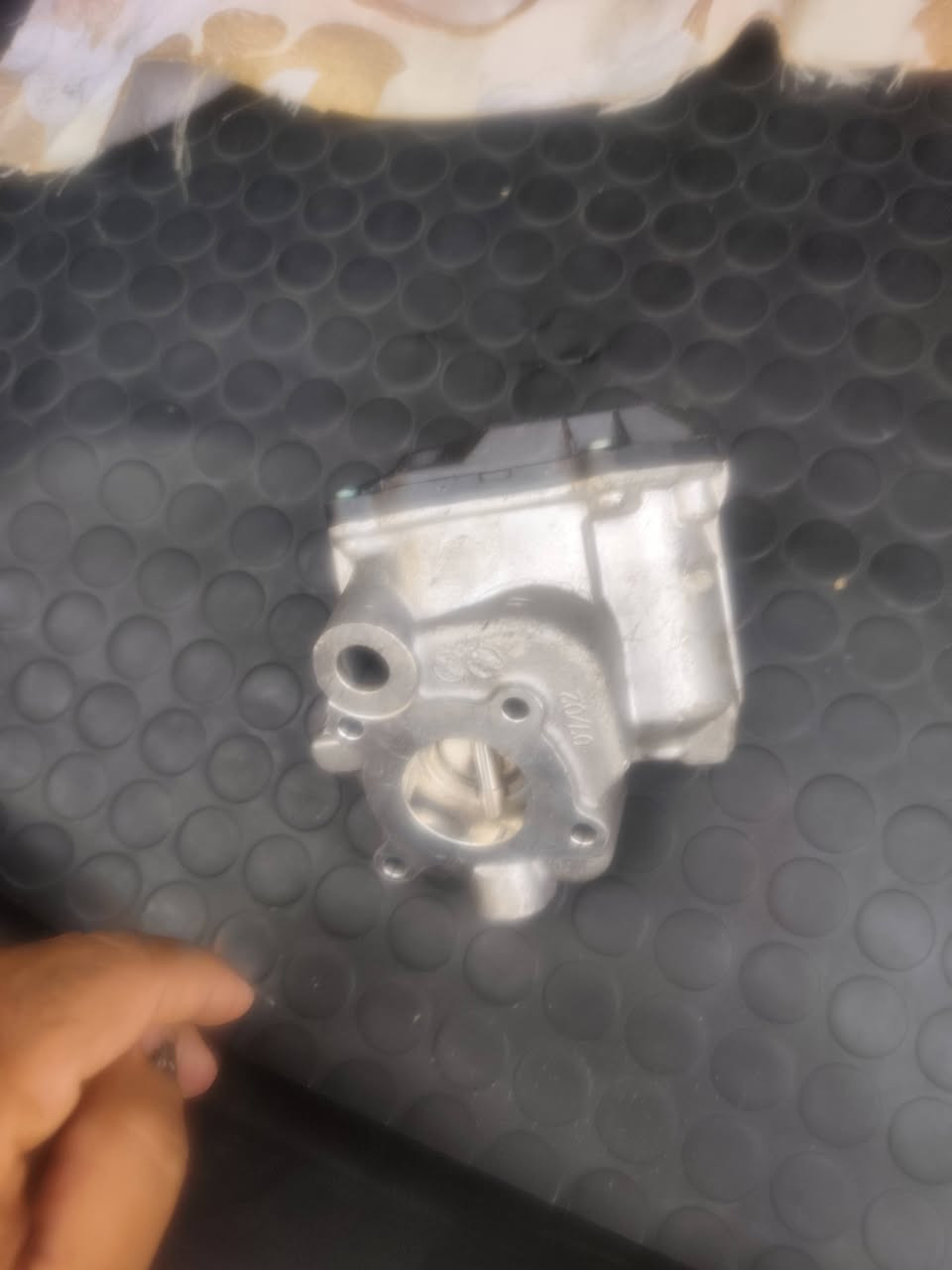 عندي هاي قطعه للبيع مال مارسدس حديث قطعتين قيم وخذ ***********
