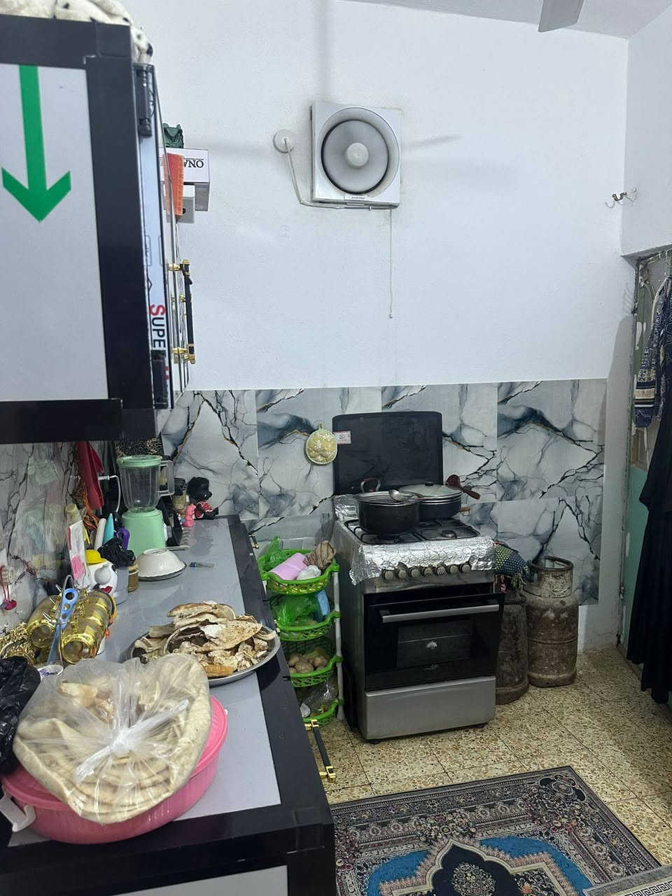السلام عليكم مشتمل للبيع 100متر مربع ركن ع شارع رئيسي وفرعي يتكون من غرفة نوم وهول ومطبخ واستقبال والمنطقه مخدومه بالكامل موقعه نهاية شارع المرور قرب حسينية قمر بني هاشم المشتمل نظيف ومرتب  للاستفسار الاتصال على الرقم ***********
