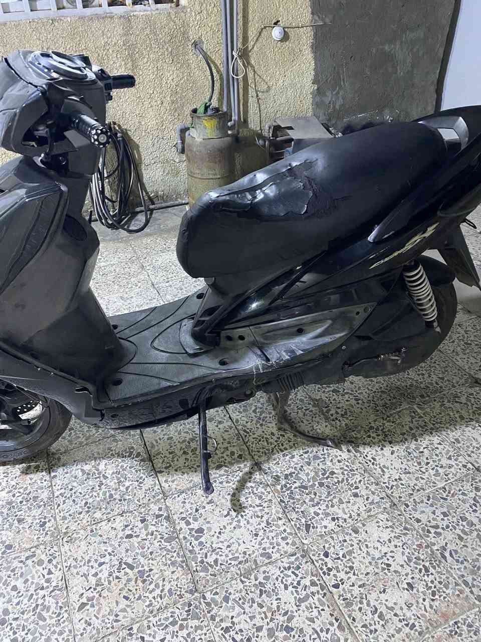 السلام عليكم 
دراجه للبيع النوع سكنس كوري محرك مفتوح كبريتر 
دراجه كامله مابيها أي نقص سلف مع هندر 
السعر 650 و بي مجال قليل
المكان البياع حي الإعلام
*********** و بي وتساب
