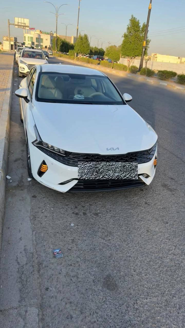 السلام عليكم ورحمة الله وبركاته
للبيع كيا K 5 موديل 202‪2

المواصفات :
• محرك 2.0 لتر بقوة 152 حصان.
• ناقل حركة أوتوماتيك 6 سرعات.
• مقاعد كهربائية.
• مقاعد جلد.
• تشغيل بالبصمة مع دخول ذكي.
• كاميرا خلفية.
• حساسات.
• مصابيح LED أمامية.
• اختيار وضعيات القيادة (Drive Mode).
• لا يوجد سقف بانوراما. 
• شاشة 8 بوصات أصلية من كيا.
• مكيف أوتوماتيكي ثنائي المنطقة (Dual Zone).
• USB + AUX + Bluetooth

السيارة رقمها اربيل ماشية 100‪,000‪ KM
لون ابيض / وارد خليجي 

السعر ١٨٥ للشراي وبيها مجال بسيط
مكاني الرمادي
رقمي 
079‪06836218


**إذا كنت صاحب هذا الإعلان وتريد حذفه لأي سبب، رجاءا أرسل رسالة إلى الدعم الفني**