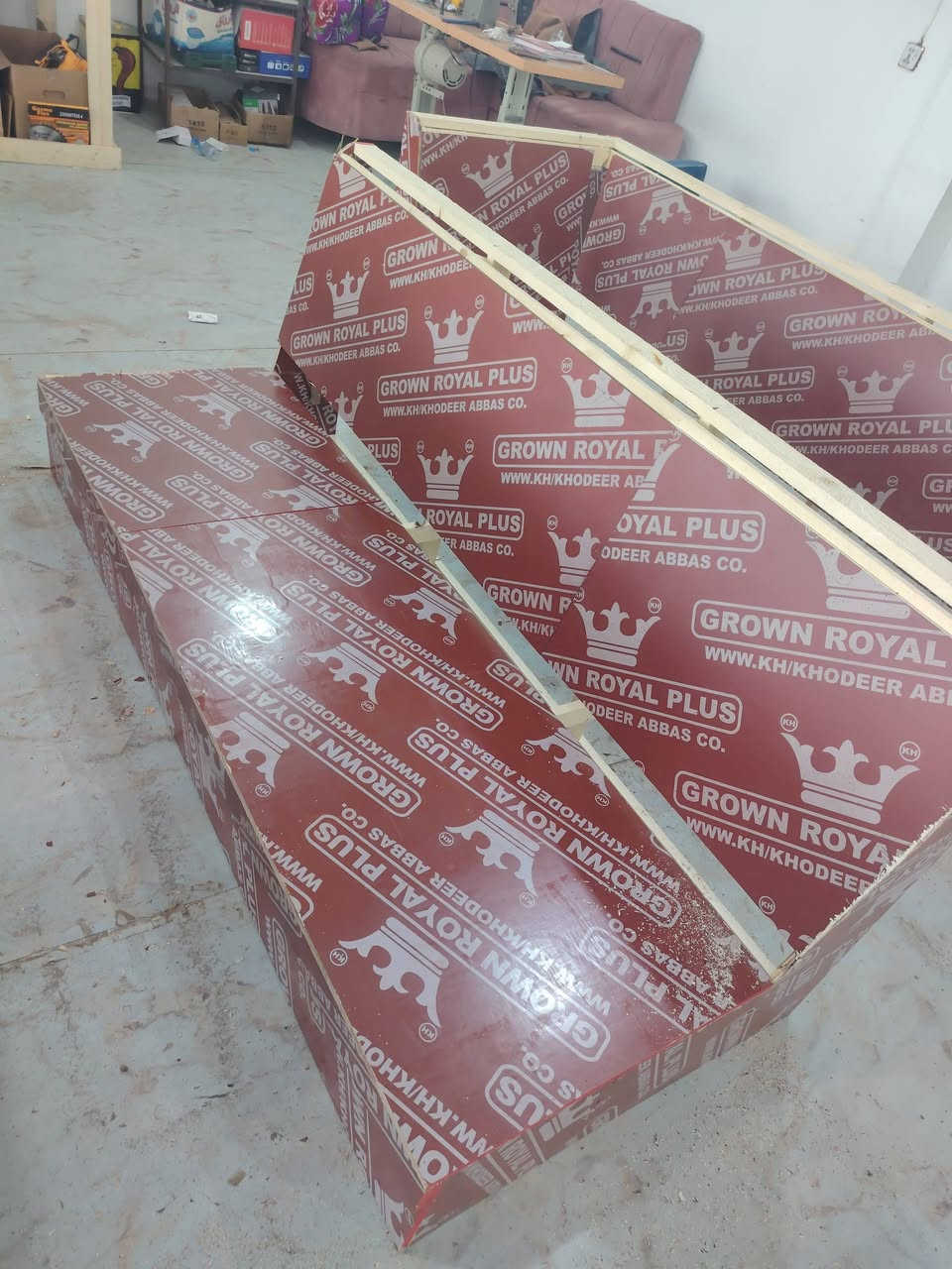 عمل الاتخم والدواوين شغل درجة اولئ سفنج قماش خشب عل اختيار والشوف ..
*********** 
***********
