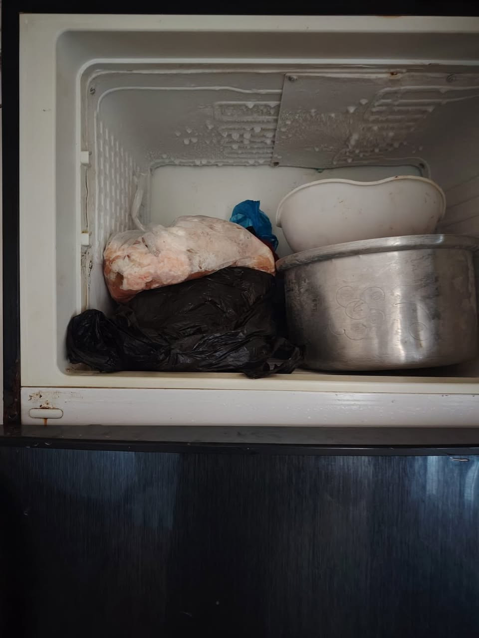 متاح ثلاجه فوول شغل ونظافه وسط سعرها 120 وبيها مجال شراي اتصل ***********
